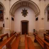 ...i muri laterali con archi a tutto sesto delimitati da lesene a capitello ionico...